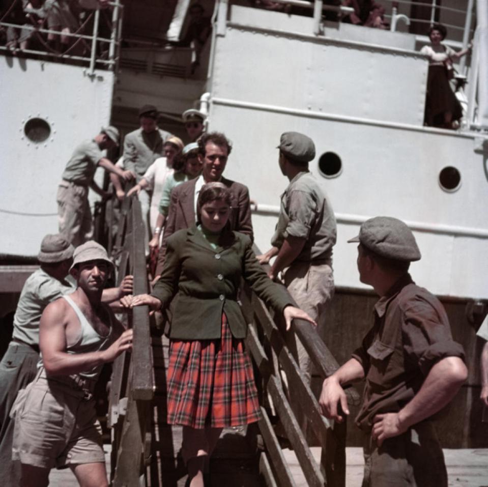 inmigrantes-desembarcan-cerca-de-haifa-israel-1949-50-robert-capa-international-center-of-photography-magnum-photos